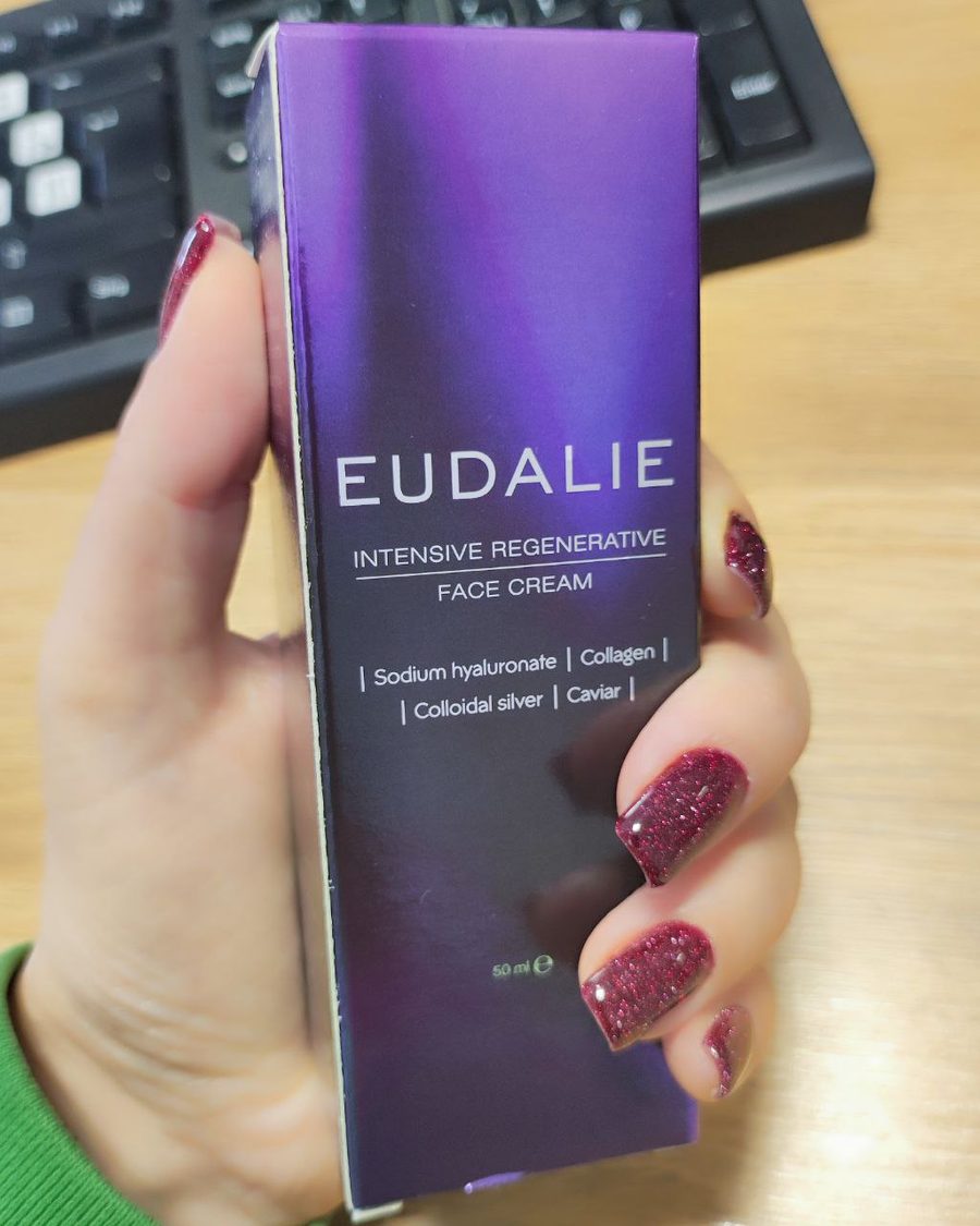 Violette Schachtel von Eudalie Intensive Regenerative Face Cream in der Hand gehalten