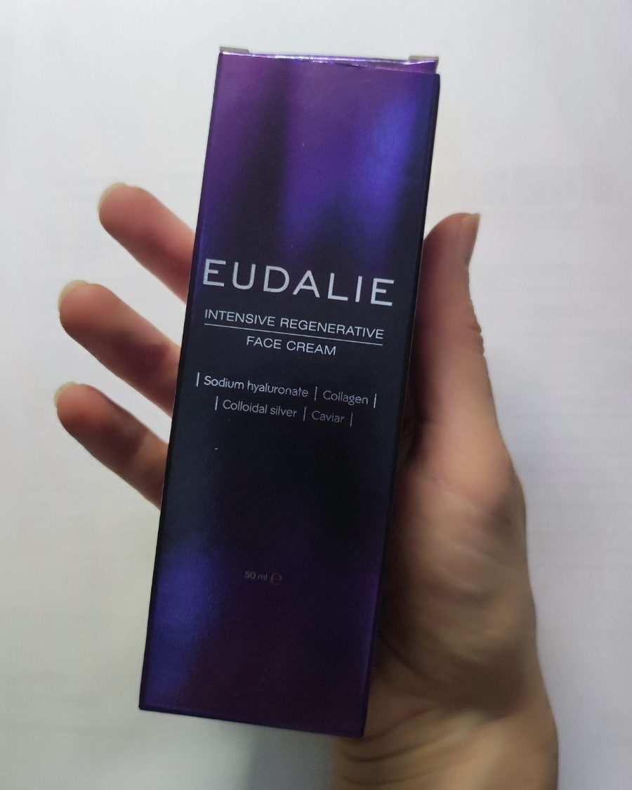 Étui violet Eudalie Intensive Regenerative Face Cream tenu dans la main