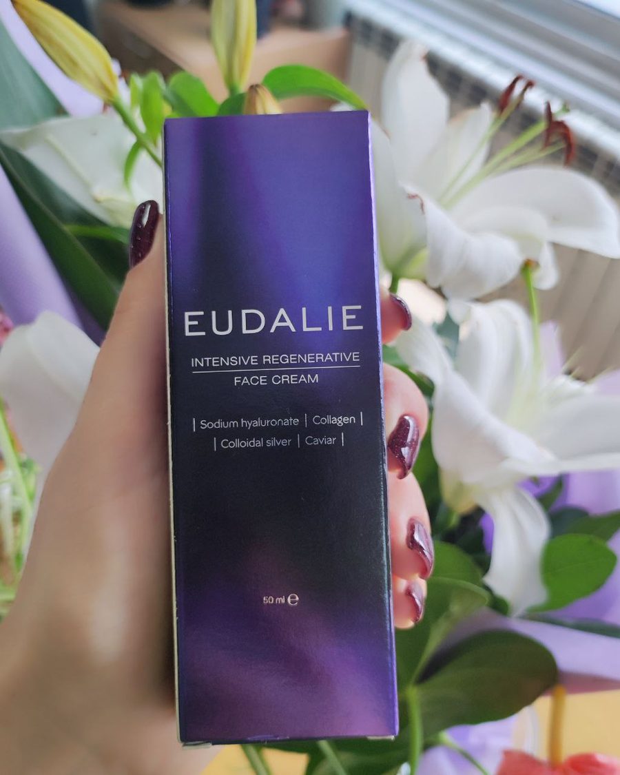 Fialová krabička Eudalie Intensive Regenerative Face Cream držená v ruce