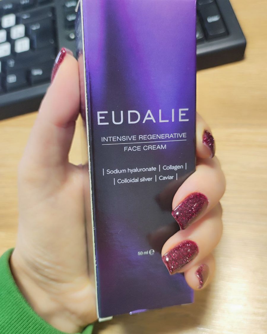 Eudalie Intensive Regenerative Face Cream lilla karp käes