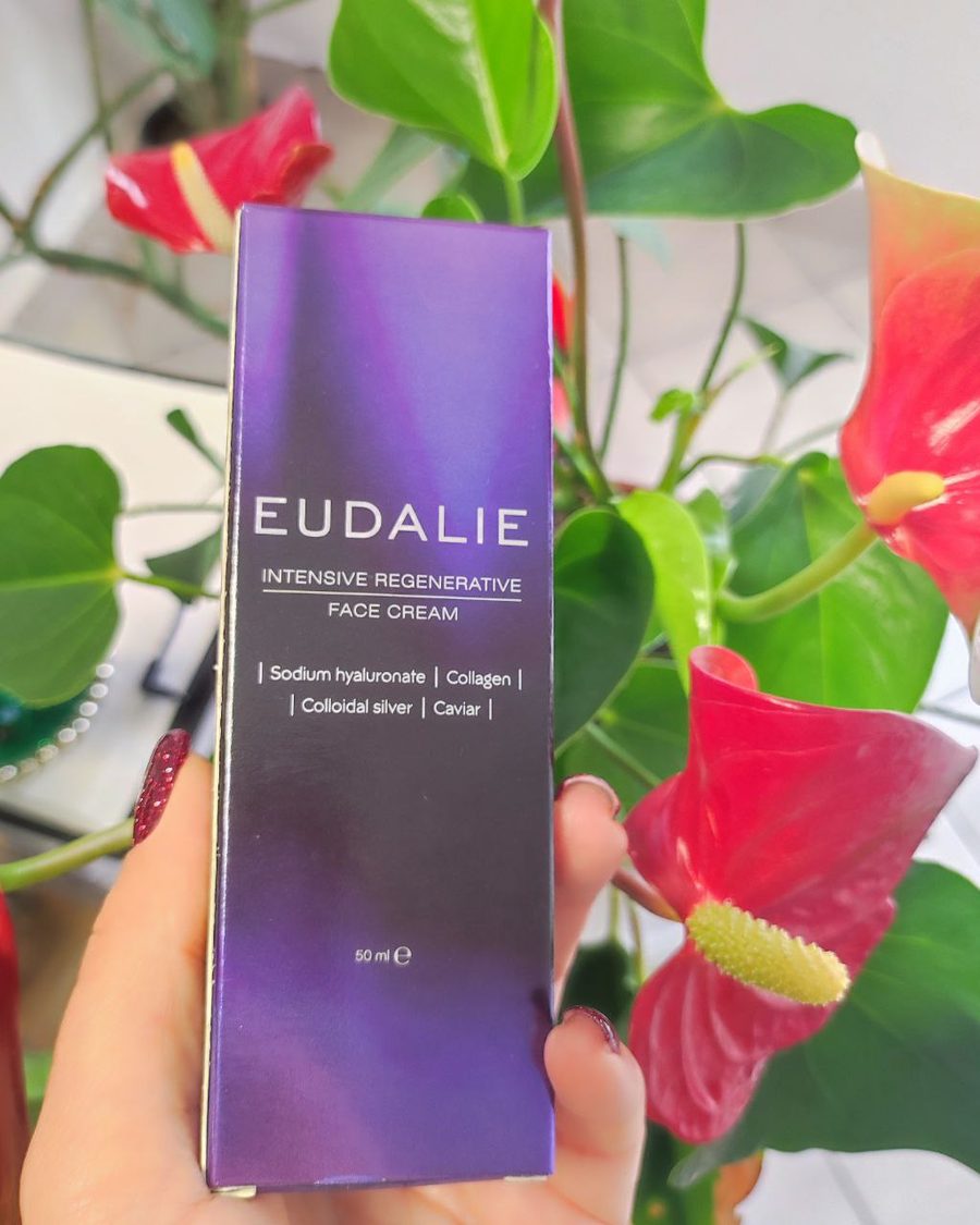 Caja morada de Eudalie Intensive Regenerative Face Cream sostenida en la mano