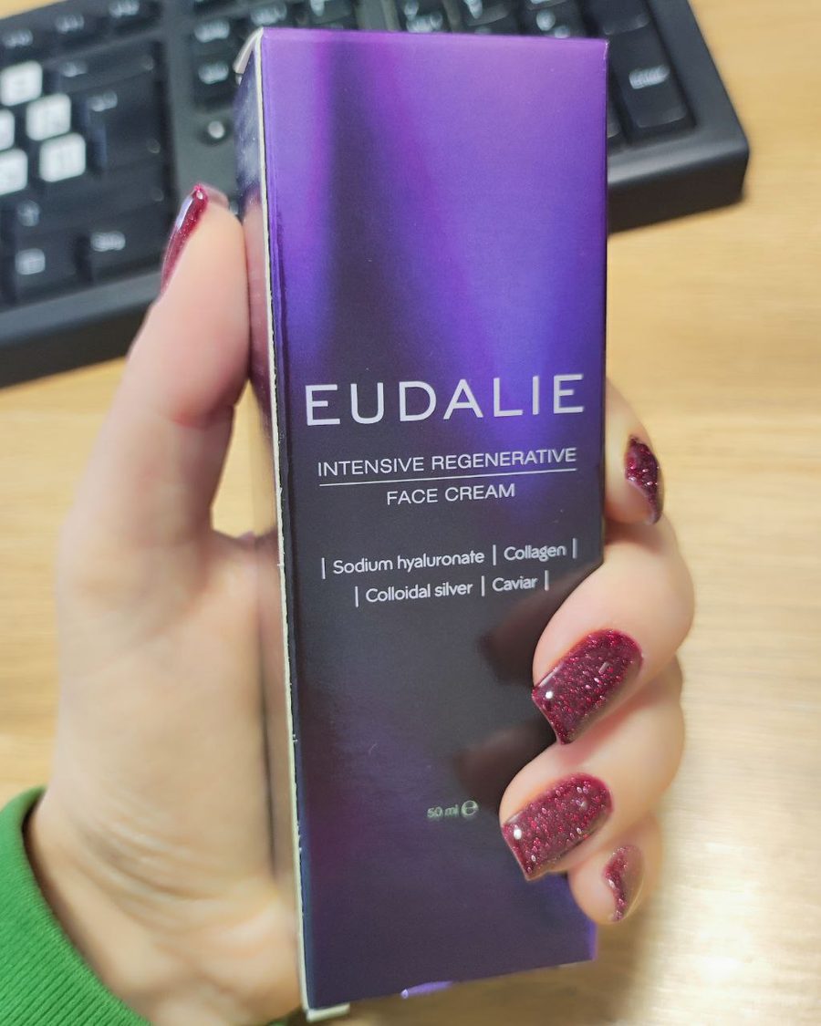 Μωβ κουτί Eudalie Intensive Regenerative Face Cream κρατημένο στο χέρι