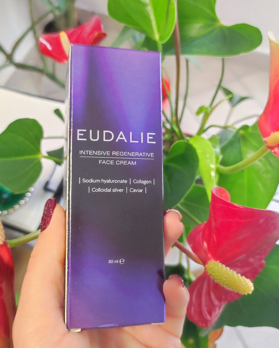 Ljubičasta kutija Eudalie Intensive Regenerative Face Cream u ruci