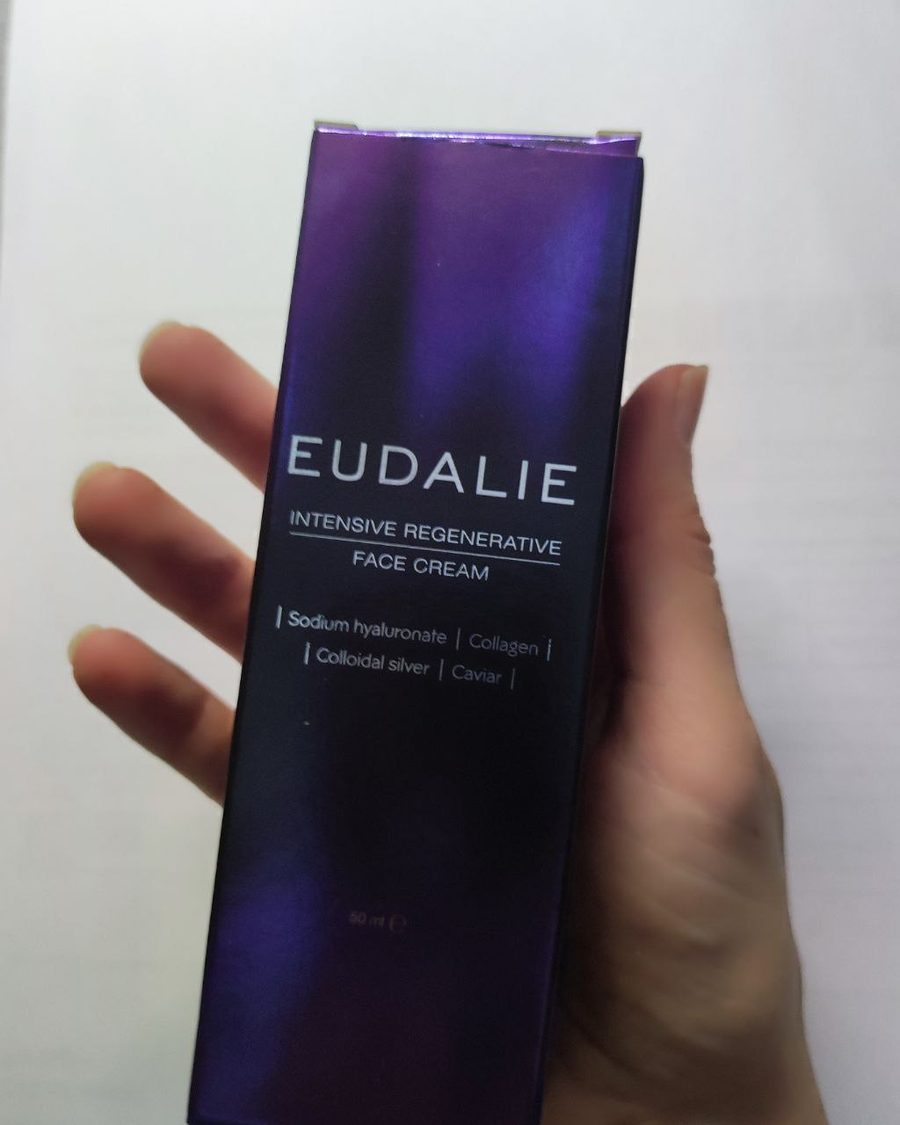 Az Eudalie Intensive Regenerative Face Cream lila doboza kézben tartva