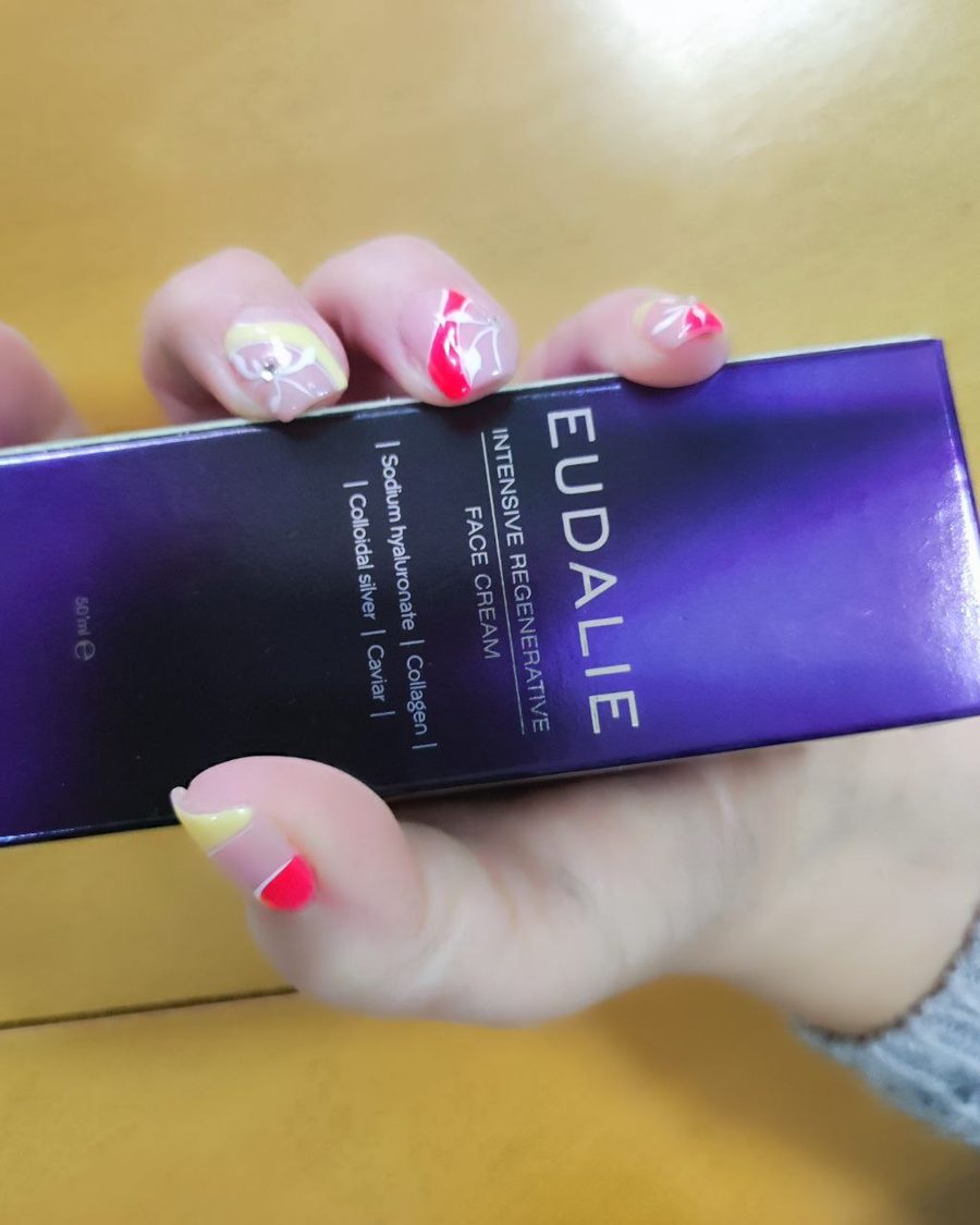 Scatola viola di Eudalie Intensive Regenerative Face Cream tenuta in mano