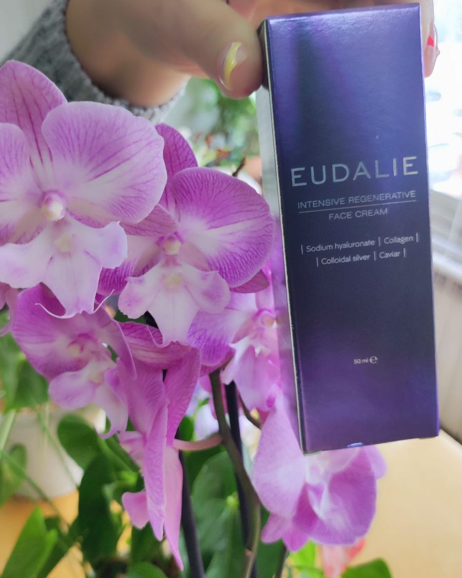 Violetinė Eudalie Intensive Regenerative Face Cream dėžutė, laikoma rankoje