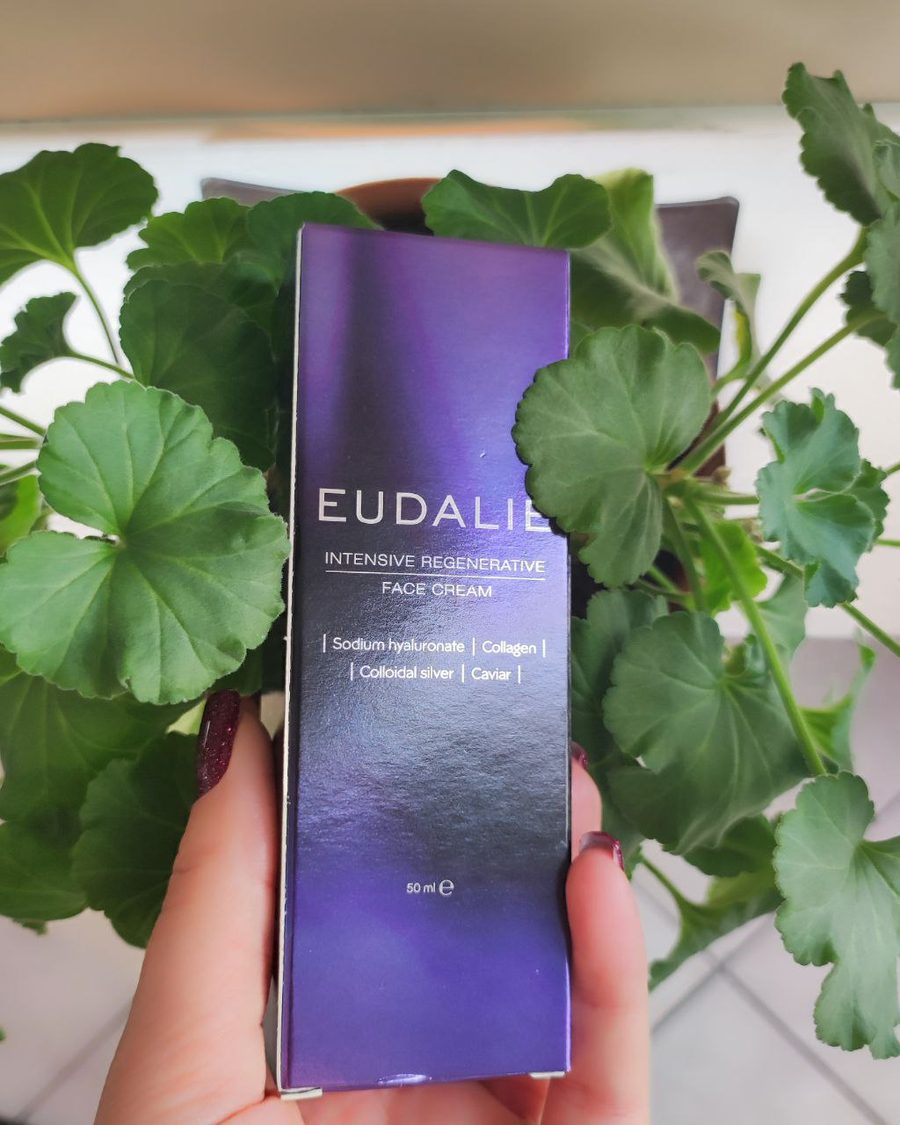 Fialová škatuľka Eudalie Intensive Regenerative Face Cream držaná v ruke