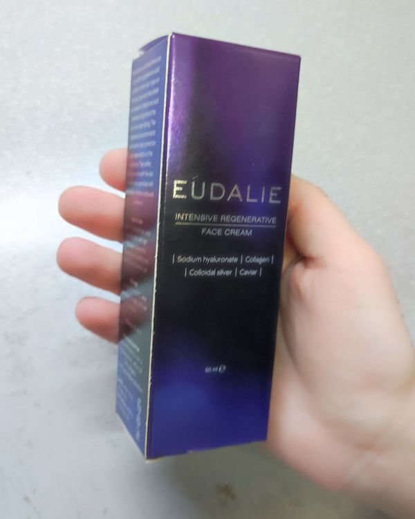 Eudalie dėžutė rankoje — priekis su keturiomis medžiagomis