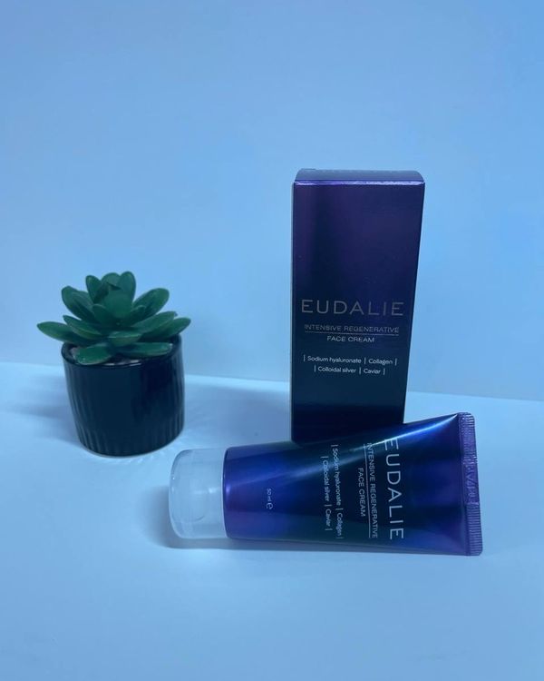 50 ml tūbelė baltu dangteliu šalia dėžutės